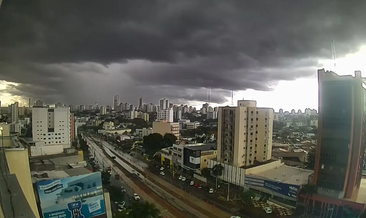 A imagem mostra o avanço de chuva em Cuiabá 
